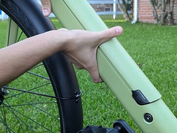 Install the battery (Image Source: Stephen Pereyra / Notebookcheck)