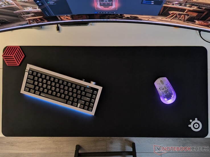 Aerox 3 Wireless Gen 2 on QcK Heavy XXL mousepad.