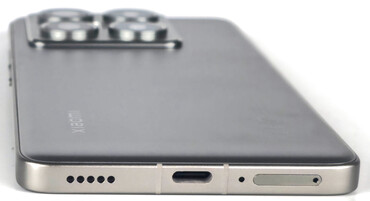 Bottom (speaker, USB port, microphone, SIM slot)