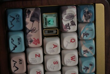 Akko placed the mode switch button beneath the Caps Lock key (Image source: Abhinav Fating / Notebookcheck)