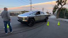 Cybertruck turning test (image: TSportline/YT)