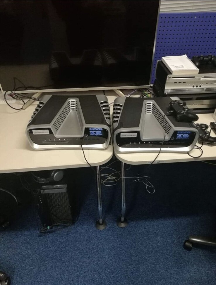 PS5 devkits and DS5 controller. (Image source: @Alcoholikaust)