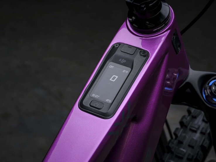 The OLED display is integrated into the top tube