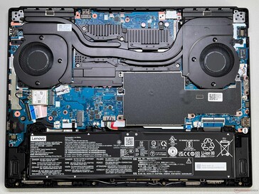 Both the memory and storage are easily upgradeable. (Image source: Andreas Osthoff of Notebookcheck)