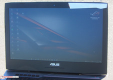 Outdoor use (sun behind the display)