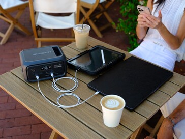 The Bluetti Elite 10 weighs just 1.8 kg (3.97 lbs) (Image source: Bluetti)