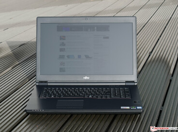 Using the Fujitsu Celsius H980 outside under direct sunlight
