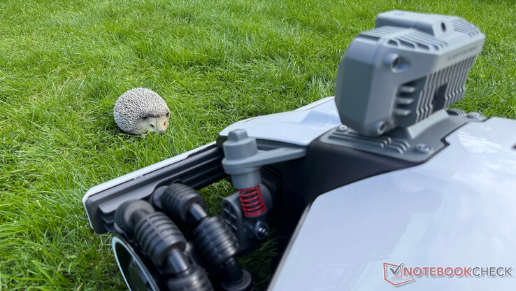 The Mammotion Luba Mini AWD LiDAR performs perfectly in obstacle detection