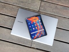 The Galaxy Fold and Galaxy Book S make a great mobile entertainment and productivity combination. (Source: Notebookcheck)
