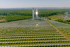 The mirror field serves to concentrate solar radiation onto the solar receiver to enable a thermochemical process (Image source: Fraunhofer)