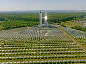 The mirror field serves to concentrate solar radiation onto the solar receiver to enable a thermochemical process (Image source: Fraunhofer)