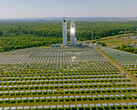 The mirror field serves to concentrate solar radiation onto the solar receiver to enable a thermochemical process (Image source: Fraunhofer)