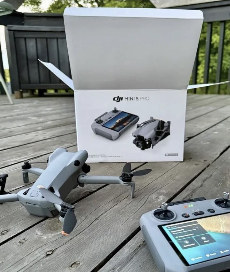 Inside the DJI Mini 5 Pro box: The mini drone itself and the RC2 controller. (Image source: @KietN7650)