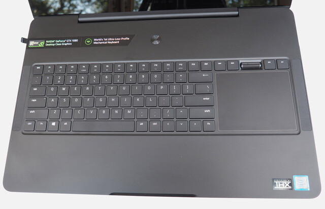 Keyboard and touchpad - Razer Blade Pro 17 2017 (Image source: Notebookcheck)