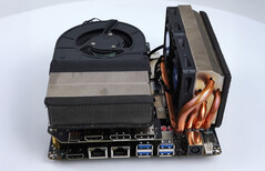 The FA65G features custom CPU and GPU coolers and a rare MXM GPU setup. (Image Source: 小明白 on Youtube)