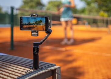 The Hohem V3 Ultra smartphone gimbal has a 1.22-inch detachable touchscreen remote (Image source: Hohem)
