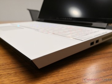 Sharp bezels and corners a la the Alienware 17