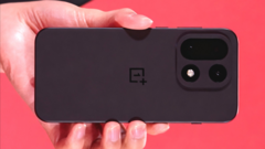 The OnePlus 15 shown at Qualcomm Summit. (Image source: Qualcomm, edited)