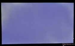 No prominent backlight bleed along the edges
