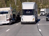 Tesla Semi passing ICE trucks at Donner Pass (image: Zanegler/Twitter)