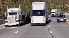 Tesla Semi passing ICE trucks at Donner Pass (image: Zanegler/Twitter)