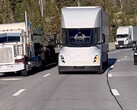 Tesla Semi passing ICE trucks at Donner Pass (image: Zanegler/Twitter)