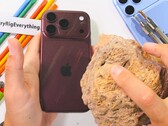 Many scratches on the back of the iPhone 18 Pro (Max) can simply be wiped away—but not all of them, as the durability test shows.