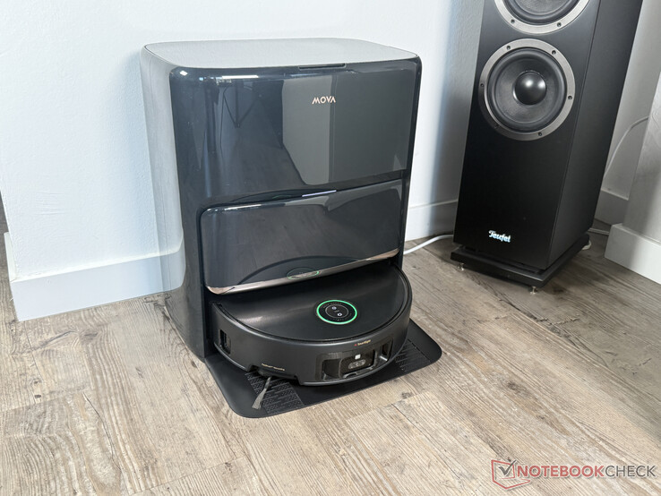 Mova Z60 Ultra Roller Complete during charging