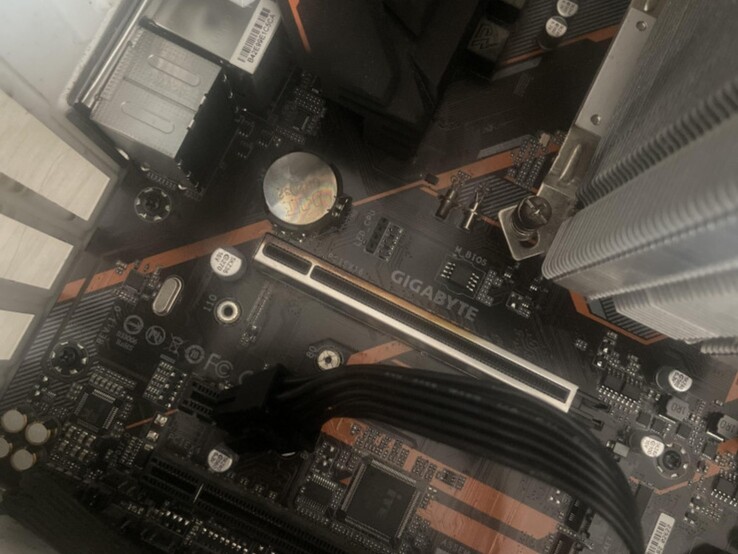 Gigabyte motherboard with burn marks on the PCIe slot. (Image source: user_634494 on Quasar Zone)