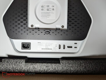 Rear inputs: 2x HDMI, DP, 2x USB-C