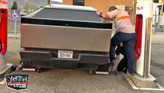 Cybertruck stuck at Supercharger (image: CHC/COF)