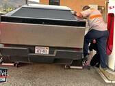 Cybertruck stuck at Supercharger (image: CHC/COF)