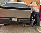 Cybertruck stuck at Supercharger (image: CHC/COF)