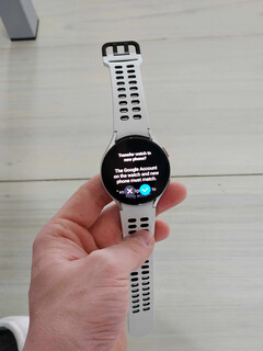 A Galaxy Watch on the latest One UI 5 beta prepares to switch from one smartphone to another. (Source: 9to5Google)