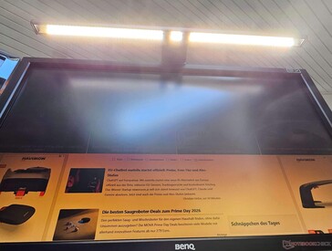 Viewed from the bottom up: the Screenbar lights up evenly.