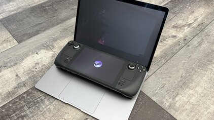 Steam Deck dev kit with MacBook Air. (Image source: @AKoshelkov)