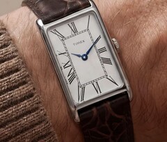The case is polished stainless steel at 21mm wide, 36mm lug-to-lug, and 8.5mm thick, running on a standard quartz movement.