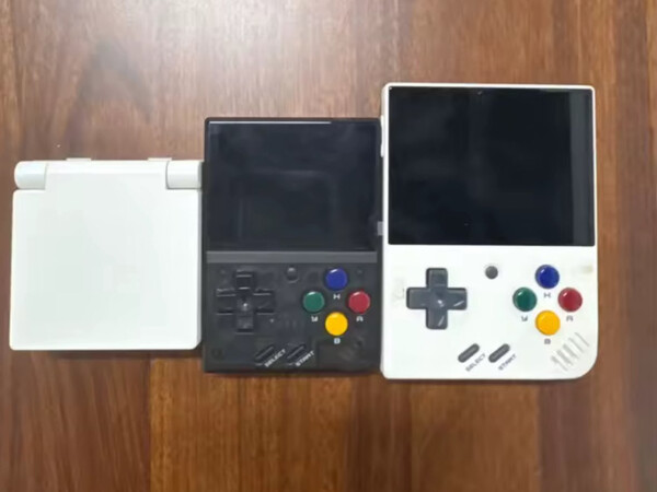 The Miyoo Mini Flip next to a Mini V4 and Mini Plus. (Image source: via Miyoo Mini Stock Alerts)