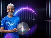 Intel's Raja Koduri showing off the Arc Xe-HPG DG2 Alchemist GPU silicon wafer. (Image Source: Intel)