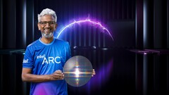 Intel&#039;s Raja Koduri showing off the Arc Xe-HPG DG2 Alchemist GPU silicon wafer. (Image Source: Intel)