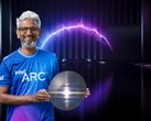 Intel's Raja Koduri showing off the Arc Xe-HPG DG2 Alchemist GPU silicon wafer. (Image Source: Intel)