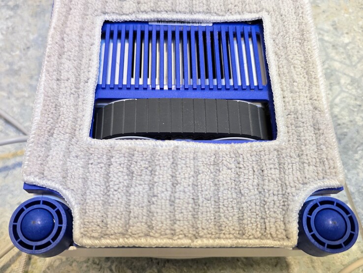 The Hutt 10 reliably detects the edges and boundaries of cleaning areas
