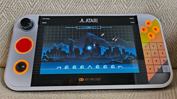 Missile Command is also playable in the recharged version with Trak-Ball (Image source: Marc Zander, Notebookcheck)