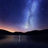 Droga Mleczna widziana z jeziora Pises w Parku Narodowym Cévennes. (Źródło zdjęcia: GUILLAUME BONNEFONT / MAXPPP)
