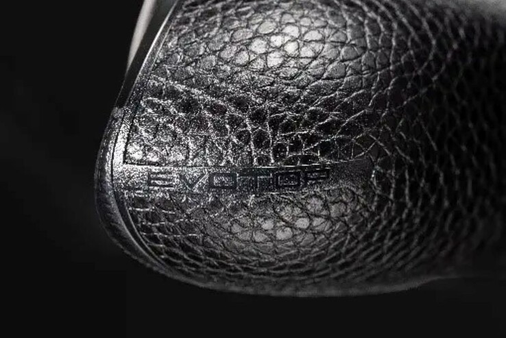 The Evotop controller grips are covered in synthetic leather. (Image source: Zuiki)