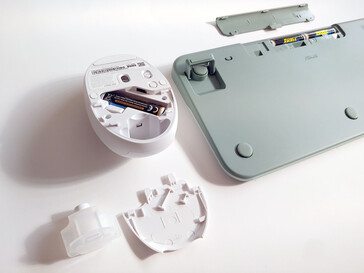 Battery compartments. (Image source: Notebookcheck)