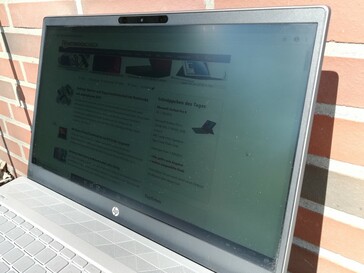 Using the HP Pavilion 15 outside in direct sunlight