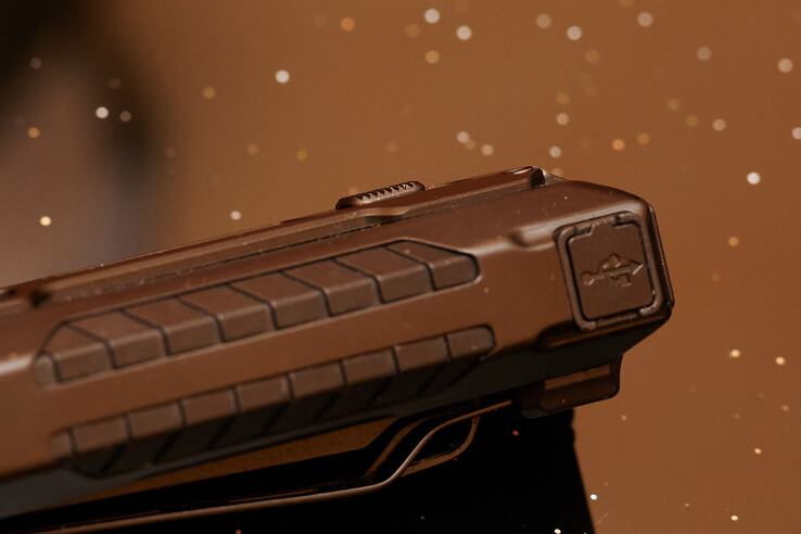 Based on these signs of wear, the slider switch protrudes too much (Image source: Andreas Sebayang/Notebookcheck)