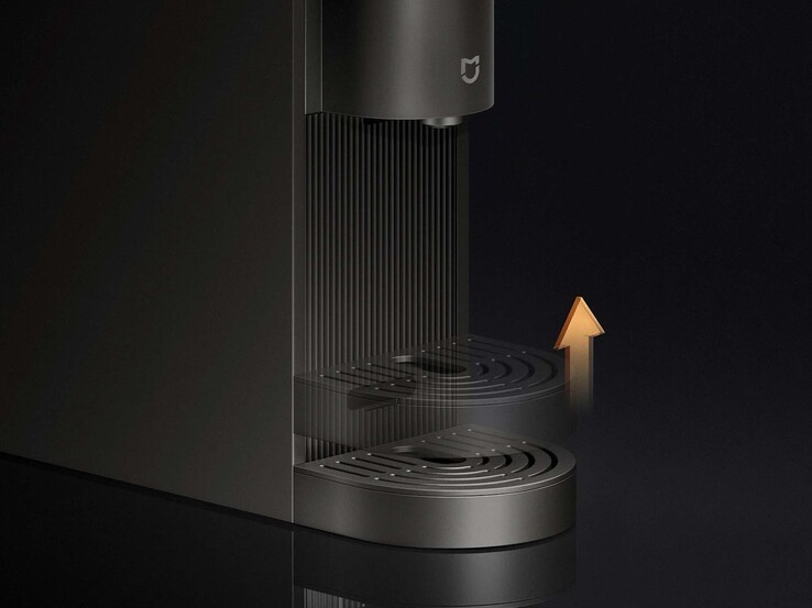 The coffee maker can be adjusted to the height of the cups within certain limits
