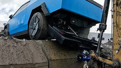 The Cybertruck&#039;s gigacast aluminum frame deforms easier than a RAM 2500 steel one (Image source: JerryRig/YT)